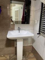 Ayaqlı moydadır və güzgü dəsti satılır. Tərkibi: - Ağ rəng ayaqlı — Мебель для ванной