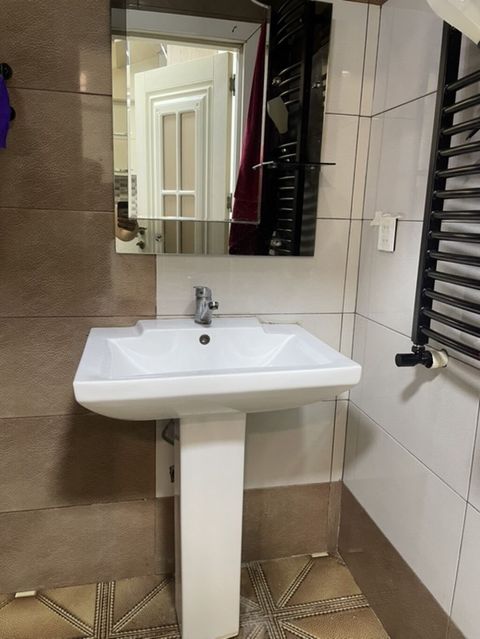 Ayaqlı moydadır və güzgü dəsti satılır. Tərkibi: - Ağ rəng ayaqlı — Xırdalan