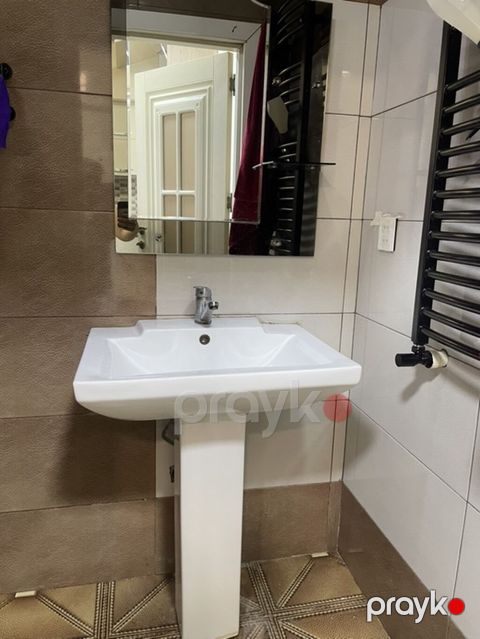 Ayaqlı moydadır və güzgü dəsti satılır. Tərkibi: - Ağ rəng ayaqlı — Xırdalan