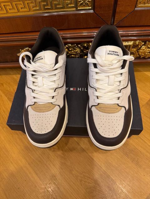 Original Tommy Hilfiger krossovkasi yenidi demek olar 1 defe geyinilib — Bakı