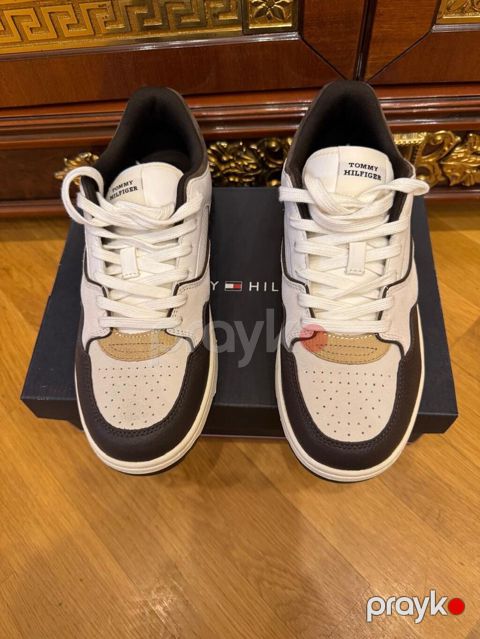 Original Tommy Hilfiger krossovkasi yenidi demek olar 1 defe geyinilib — Bakı