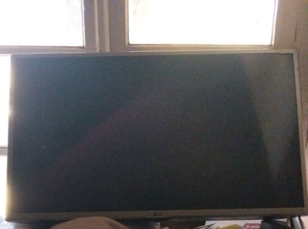 LG LED televizor - Ekran ölçüsü: təxminən 32–40 düym aralığında — Televizorlar, Qəbələ