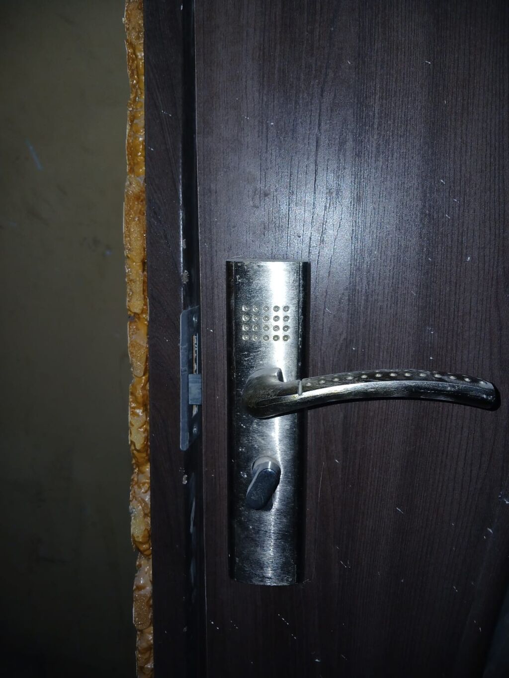 3 ədəd otaq qapısı Ölçü: - Hündürlük: 205 sm - En: 90 sm Təsvir — Pəncərələr, qapılar, balkonlar, Bakı (2)