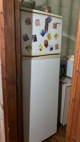 İki kameralı məişət soyuducusu - Yuxarıda dondurucu bölmə, aşağıda — Refrigerators