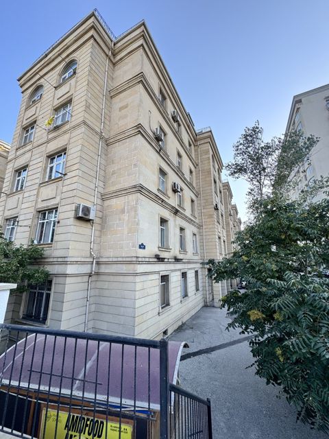 Satılır 3 otaqlı köhnə tikili 100 m² — Bakı