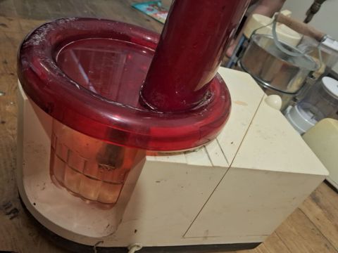 Məhsul: Meyvə-tərəvəz şirəçəkən aparat Təsvir: - Güclü elektrikli — Bakı