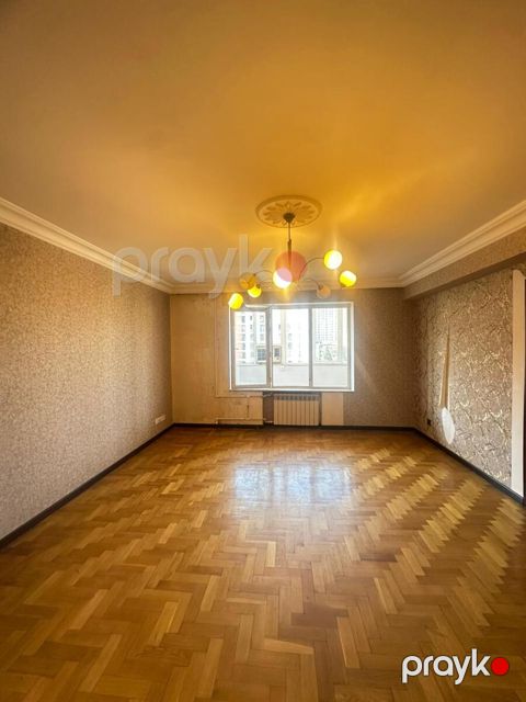 Satılır 5 otaqlı köhnə tikili 180 m²