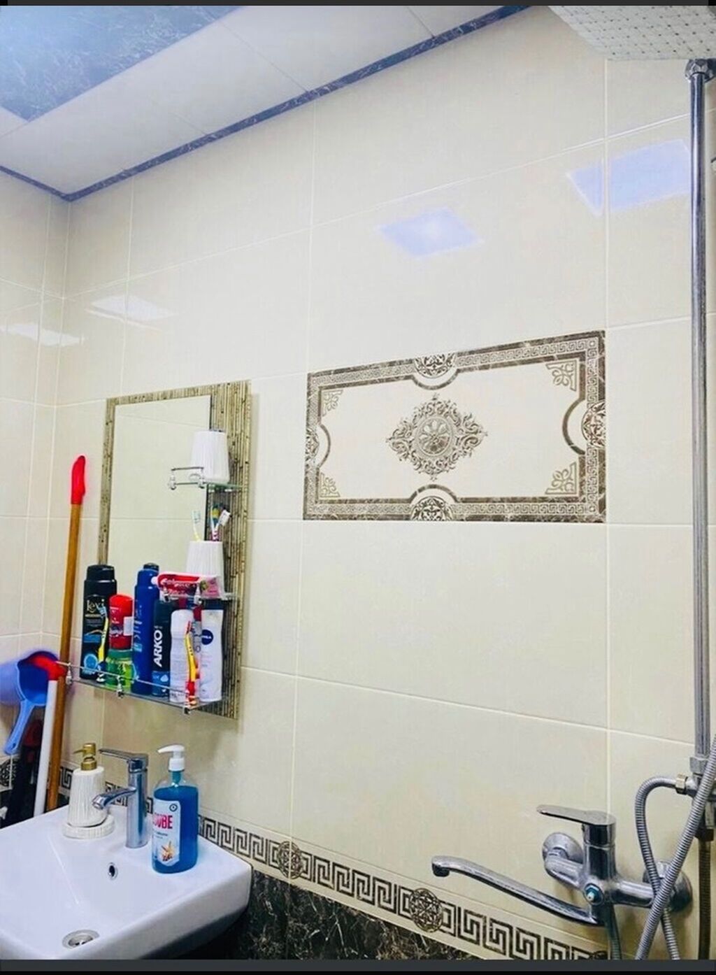 İki mərtəbəli fərdi yaşayış evi. Fasadı qırmızı rəngdədir və açıq krem — Ev, villa, Bakı (10)