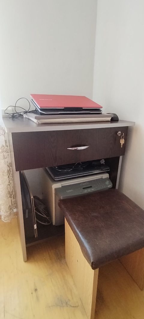 Kiçik ölçülü kompüter/iş stolu və oturacaq dəsti - Material: ağac — Bakı