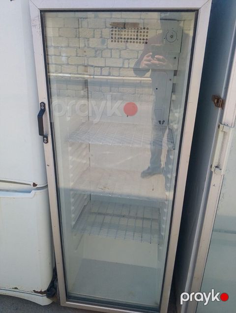 Vitrin tipli içki soyuducusu – Cola firmasının modeli. Şüşə qapılı