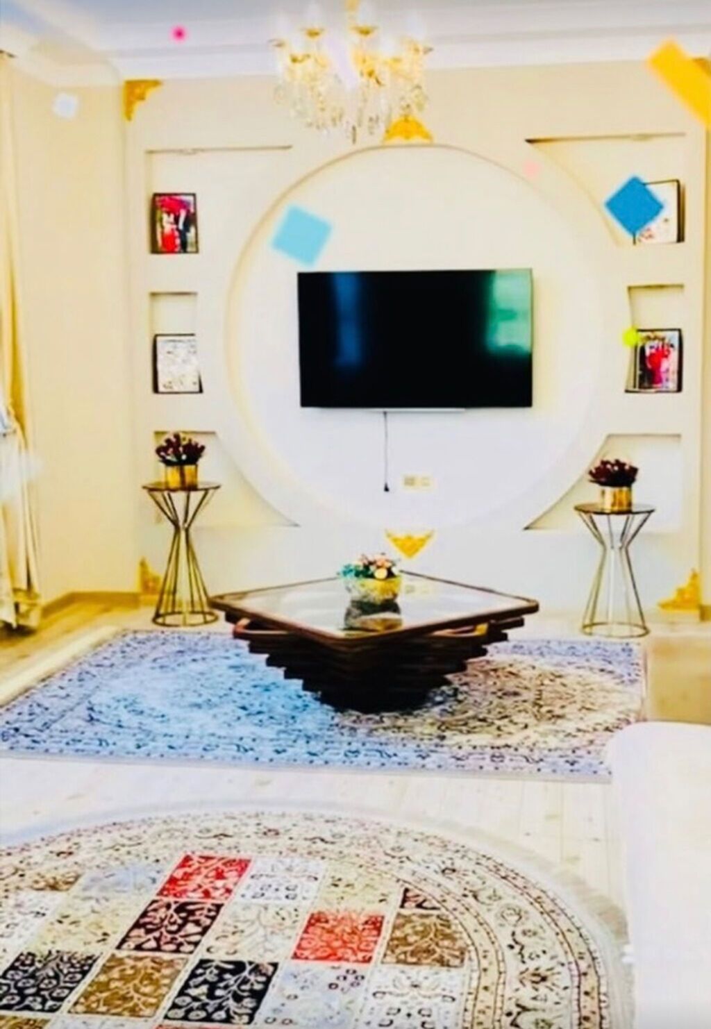 İki mərtəbəli fərdi yaşayış evi. Fasadı qırmızı rəngdədir və açıq krem — Ev, villa, Bakı (5)