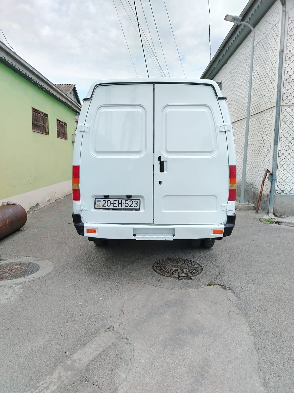 Ağ rəngli yük mikroavtobusu - Geniş yük bölməsi və yüksək dam – iri — Yük maşınları, Göyçay