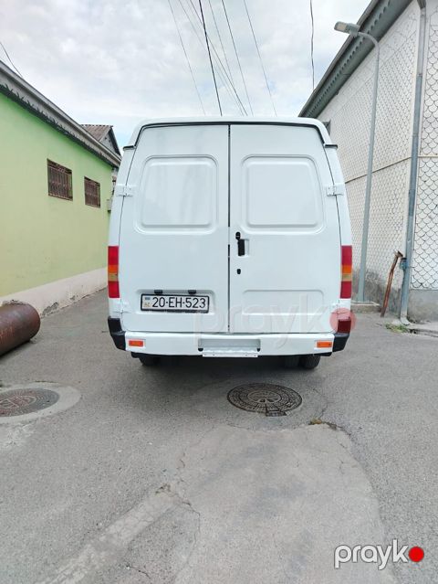 Ağ rəngli yük mikroavtobusu - Geniş yük bölməsi və yüksək dam – iri — Göyçay