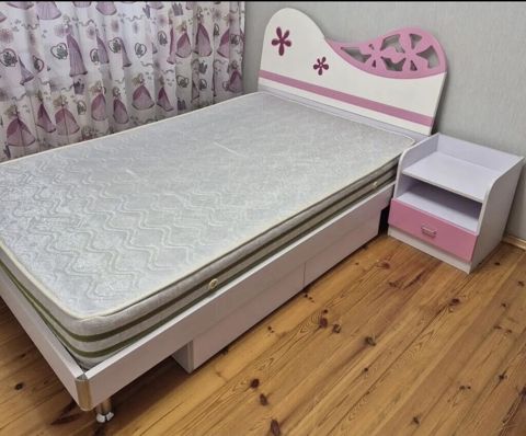 Uşaq/qız otağı üçün möbel dəsti Dəst tərkibi: - Çarpayı və başlıq — Bakı