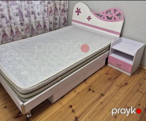 Uşaq/qız otağı üçün möbel dəsti Dəst tərkibi: - Çarpayı və başlıq — Bakı