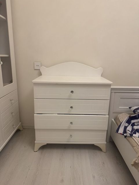 Uşaq otağı üçün ağ rəngdə mebel dəsti Tərkibi: - 3 qapılı şkaf: İki — Bakı