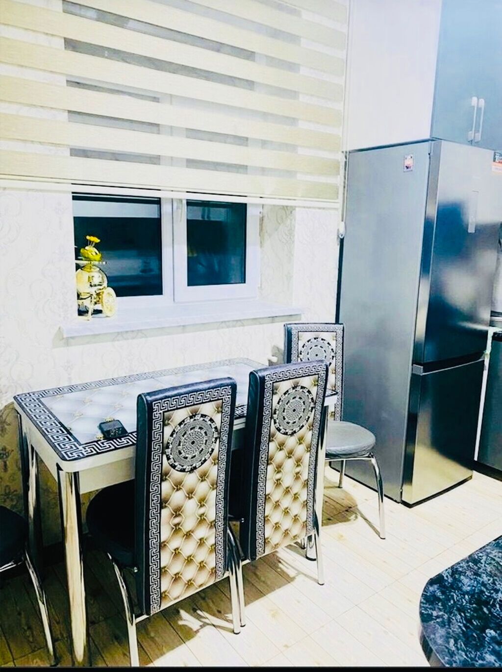 İki mərtəbəli fərdi yaşayış evi. Fasadı qırmızı rəngdədir və açıq krem — Ev, villa, Bakı (7)