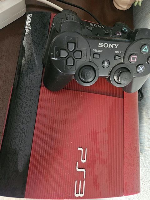 Satılır: Sony PlayStation 3 Super Slim (qırmızı rəng) - Model: PS3 — Bakı
