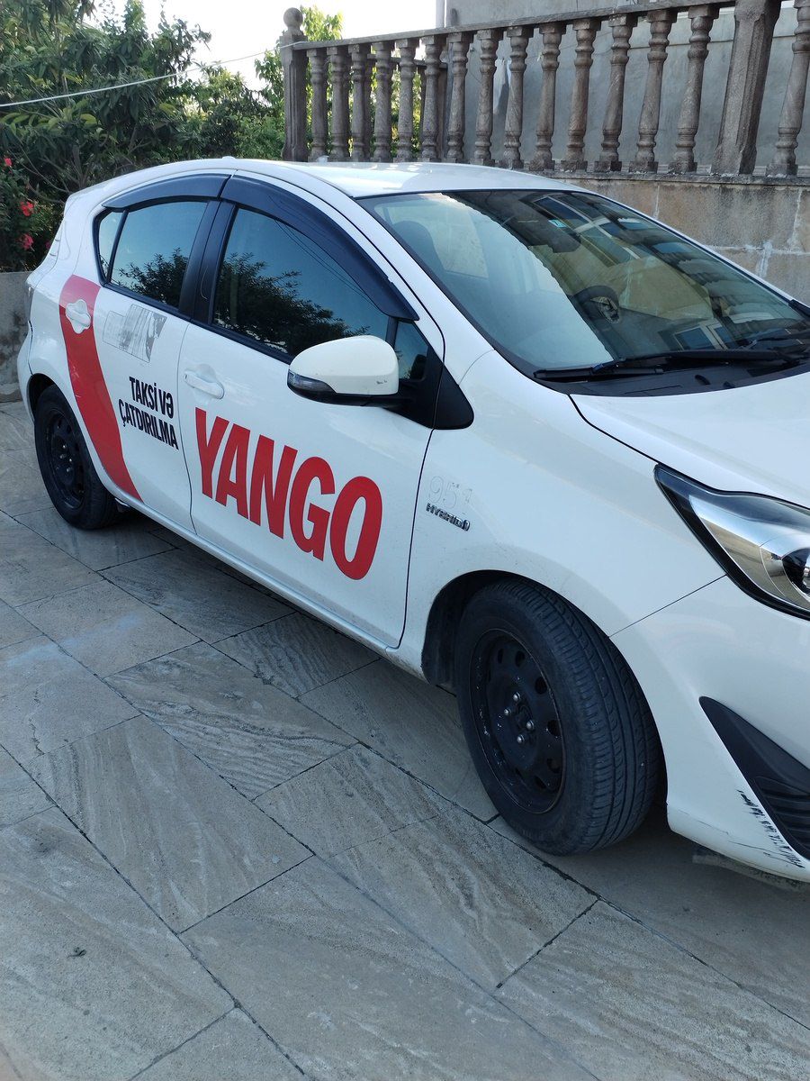 Toyota Aqua icarəsi — Avtomobil icarəsi, Bakı (4)