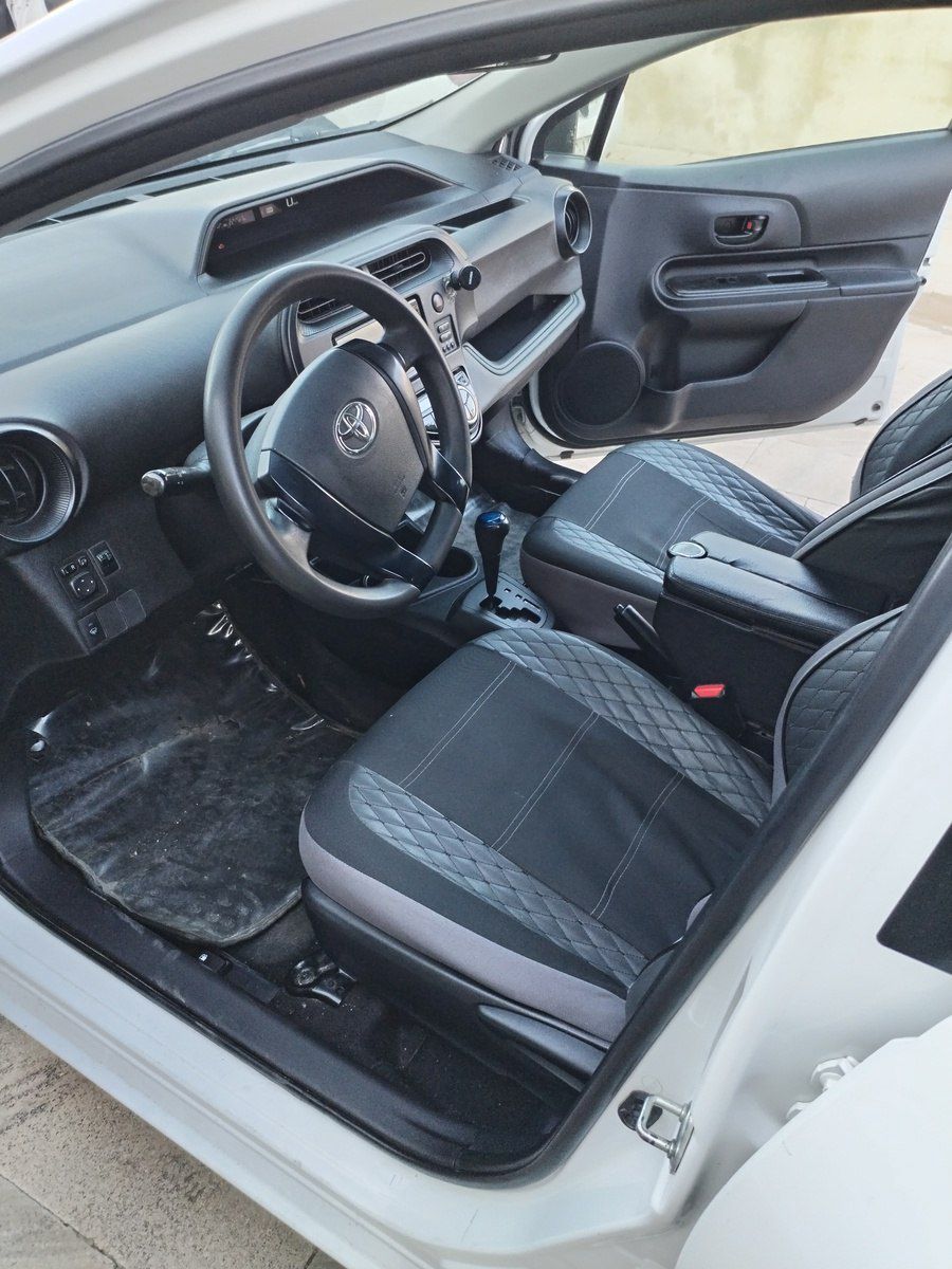 Toyota Aqua icarəsi — Avtomobil icarəsi, Bakı (2)