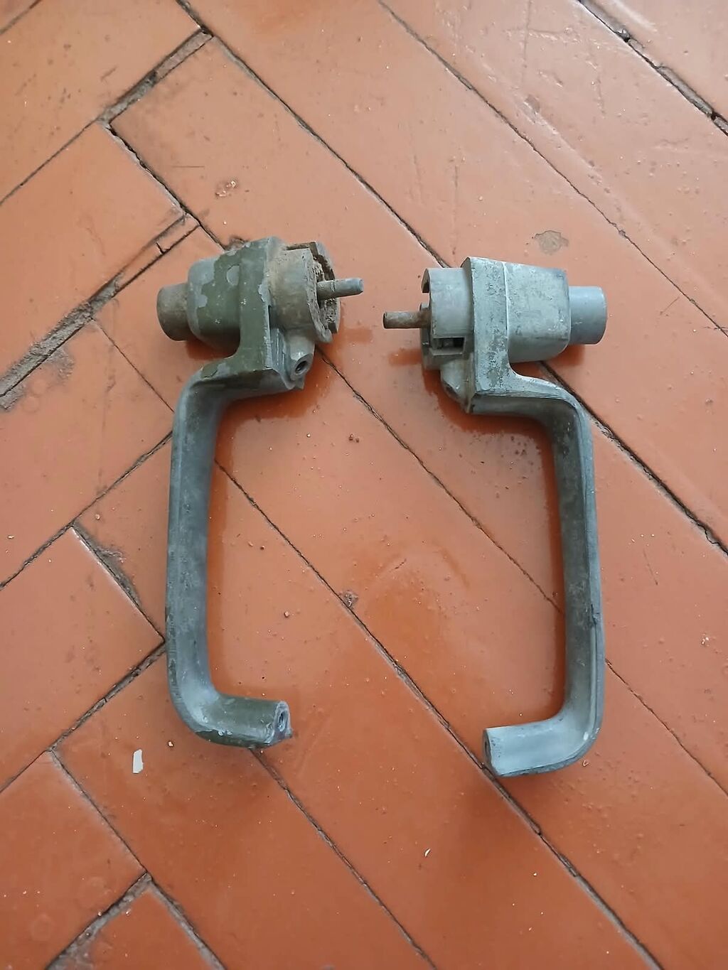 Məhsul: Köhnə tip metal qapı pəncərə tutacaqları (cüt) Təsvir: - İki — Pəncərələr, qapılar, balkonlar, Şəki