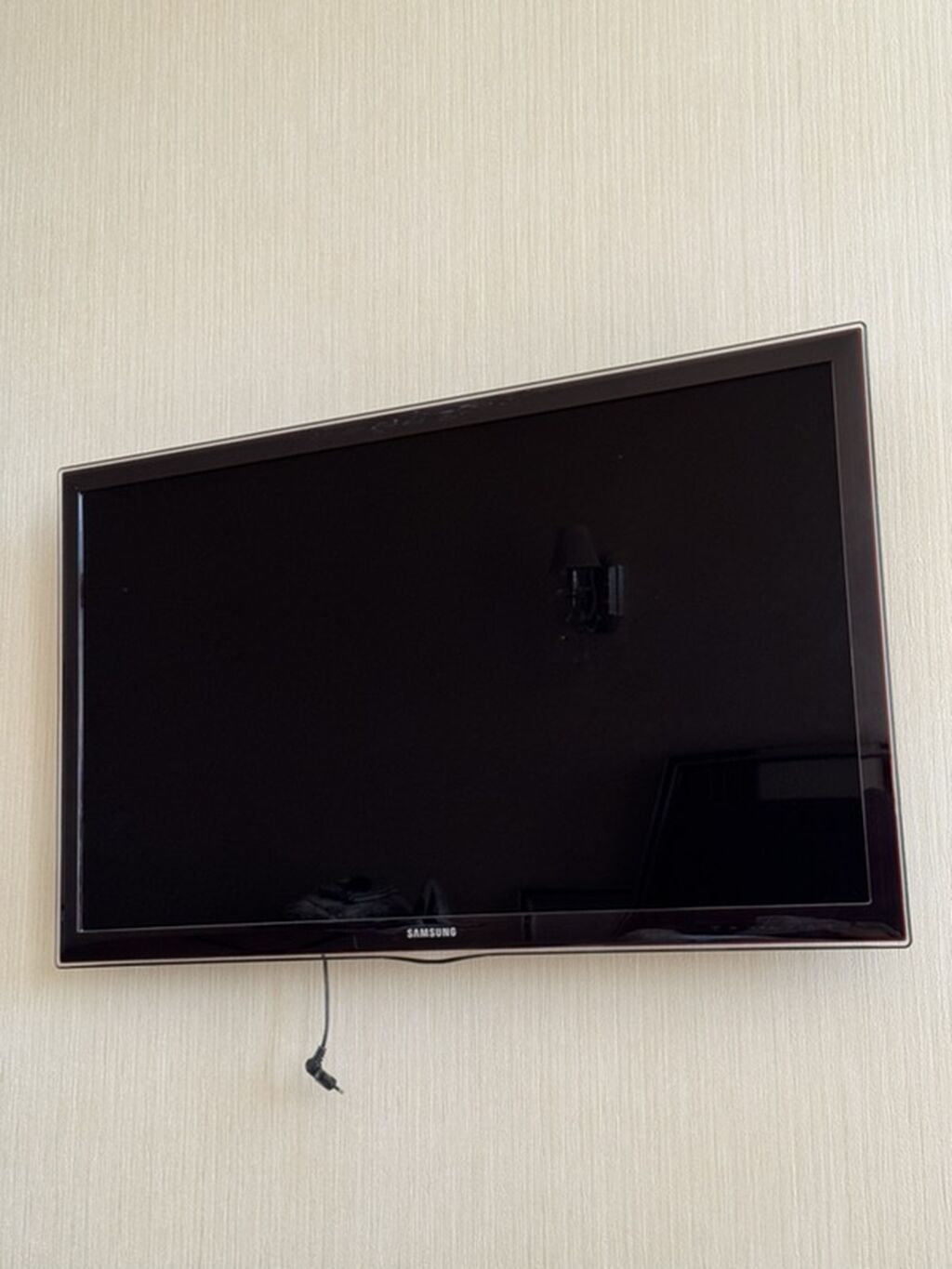 Samsung LED televizor + orijinal pult+ öz ayaqaltısı (stendi) və divar — Televizorlar, Bakı (3)