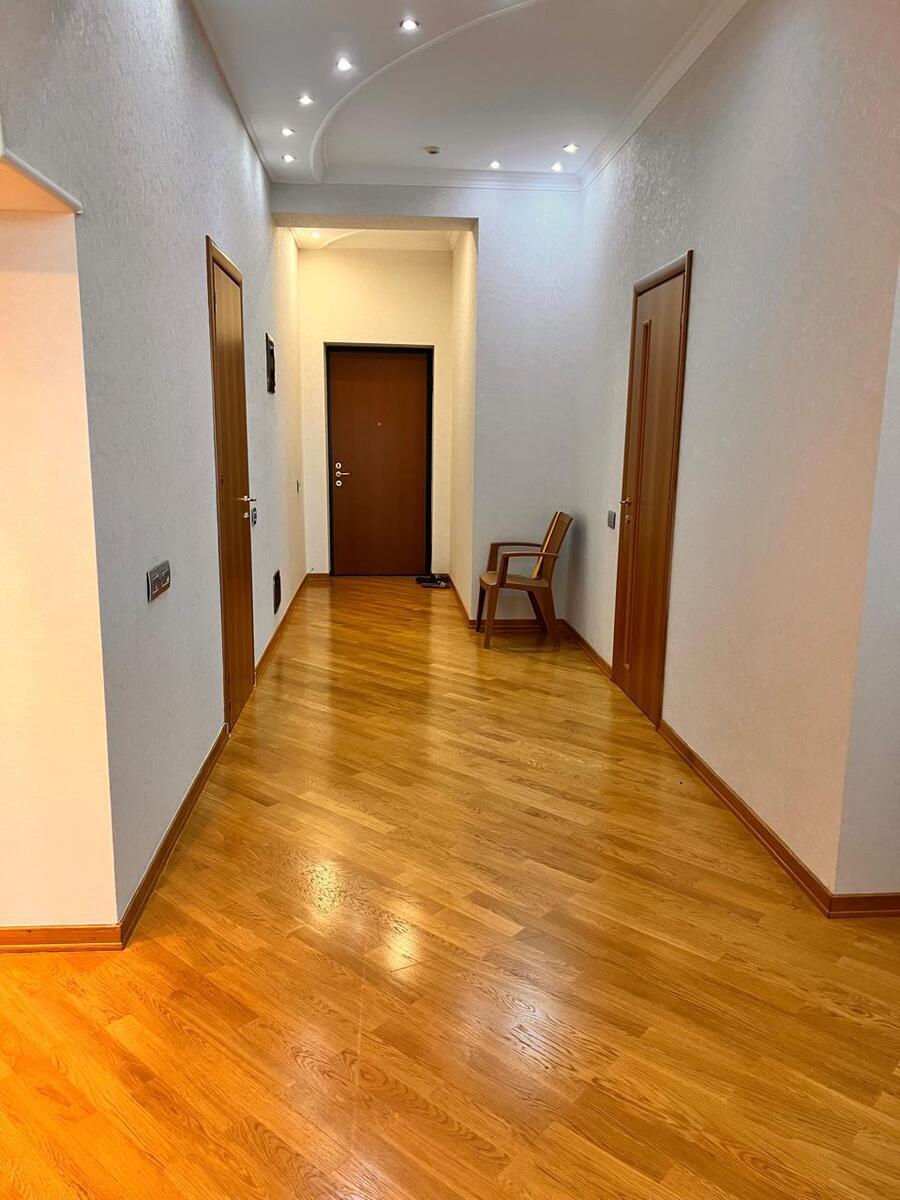 Satılır 4 otaqlı yeni tikili 200 m² — Mənzil, Bakı (2)