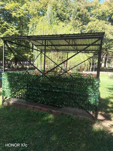 Metal karkaslı açıq hava kölgəlik/pavilon - Ölçü: təxminən 4×6 m — Zaqatala