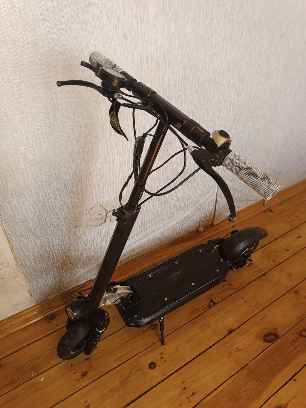 İşlənmiş Elektrik samokat 10", 351 - 500 Vt, 36 - 45 km/s, Ünvandan götürmə — Skuterlər, Bərdə