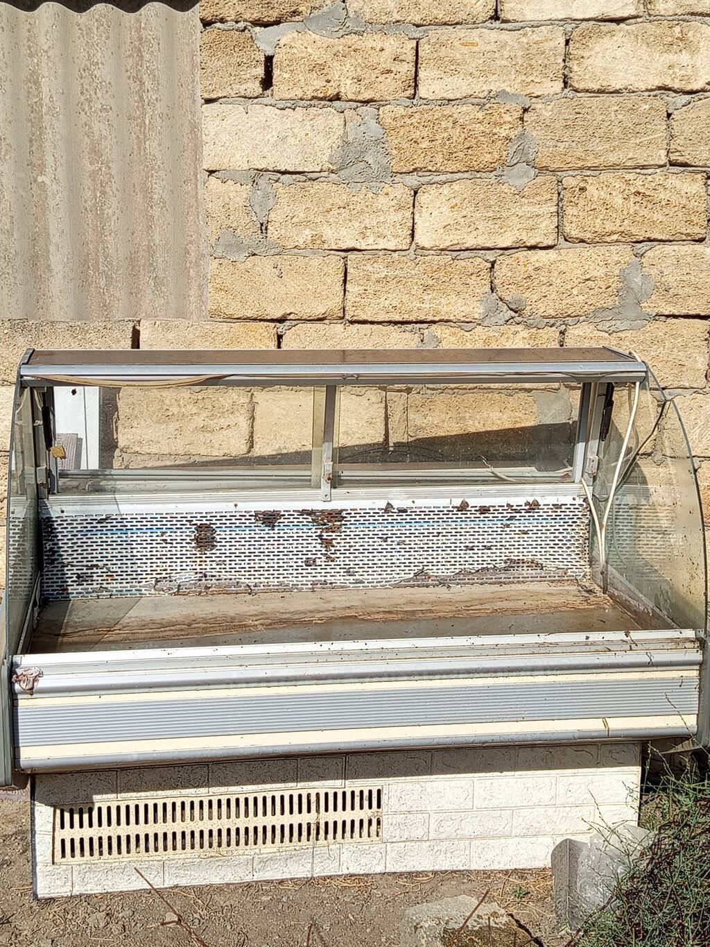 Salam, 1 ildi həyətdədi indi isləməyini bilmirəm qabaq şüşəsi yoxdur — Soyuq vitrini, Bakı