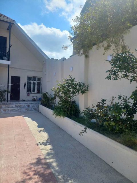 Satılır 4 otaqlı həyət evi/bağ evi 110 m² — Bakı
