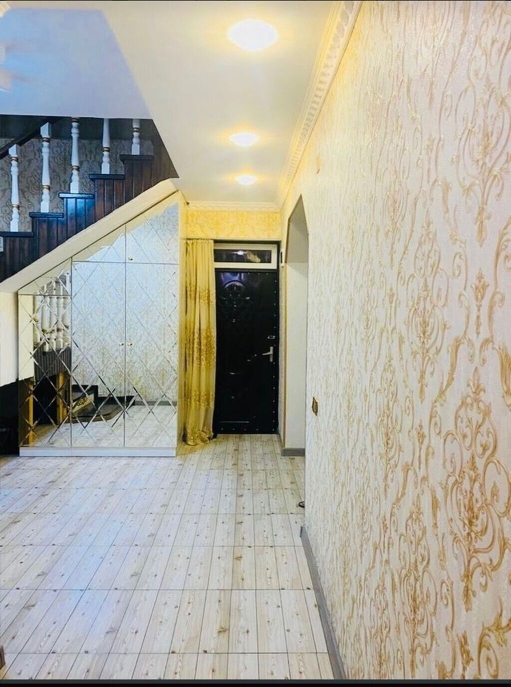 İki mərtəbəli fərdi yaşayış evi. Fasadı qırmızı rəngdədir və açıq krem — Ev, villa, Bakı (6)