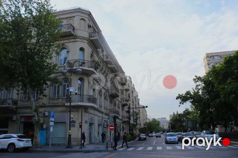 Satılır 6 otaqlı köhnə tikili 240 m²