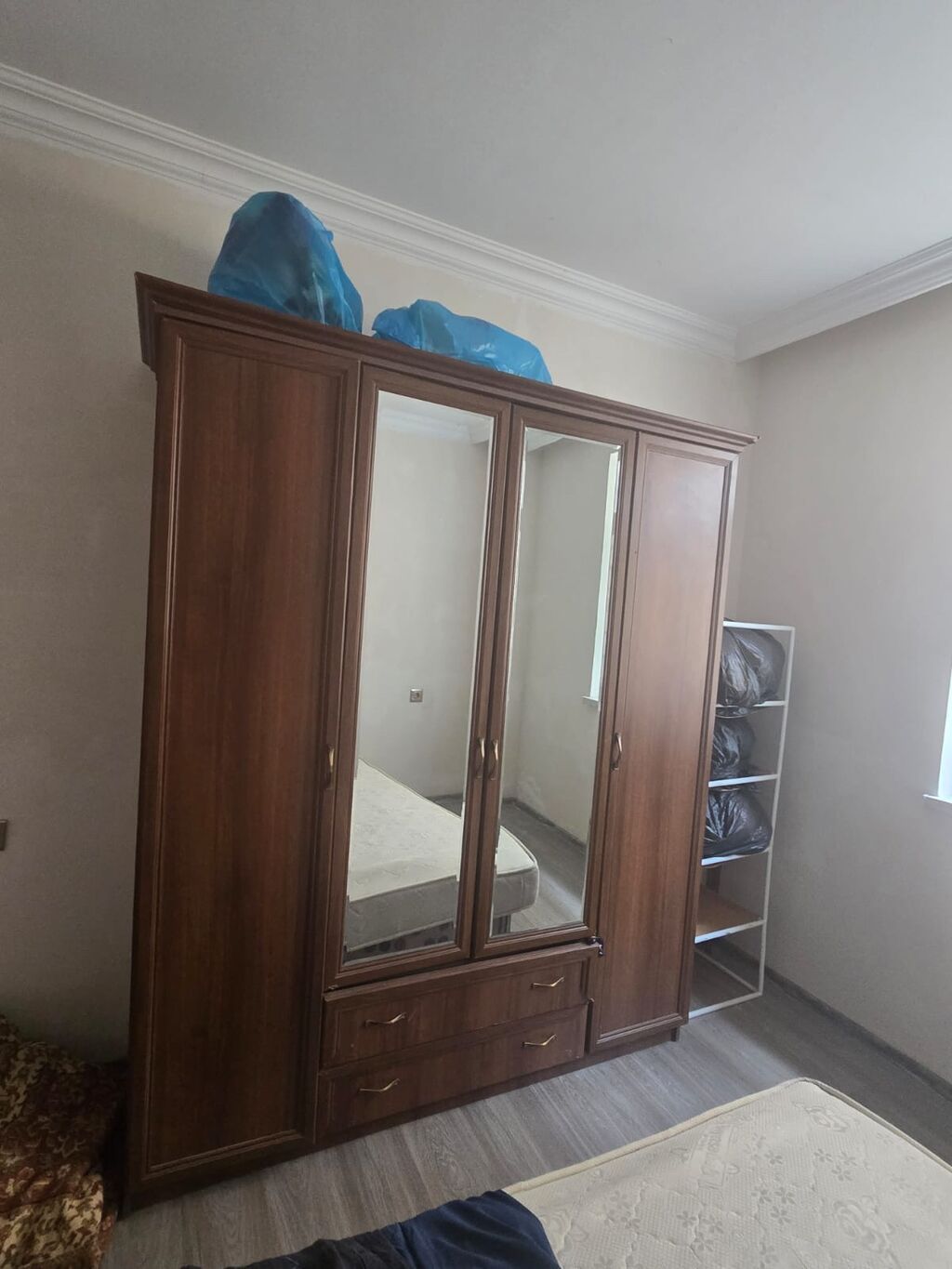 Dolab satılır 100man.Ünvan Hövsan.Ayla91 — Şkaflar, Bakı