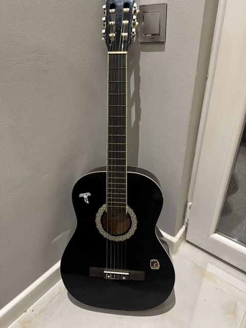 QTE klassik gitara – qara rəng - Korpus: klassik forma, parlaq qara
