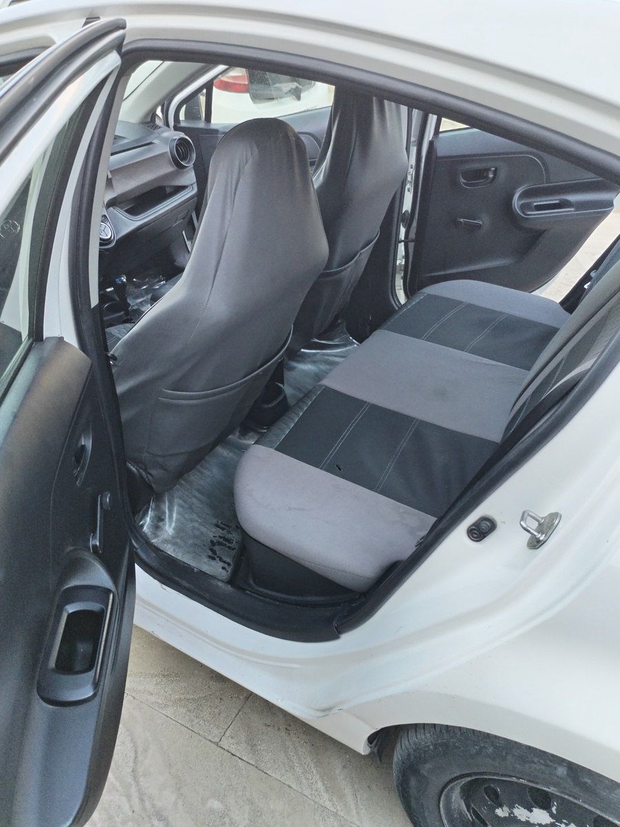 Toyota Aqua icarəsi — Avtomobil icarəsi, Bakı (3)