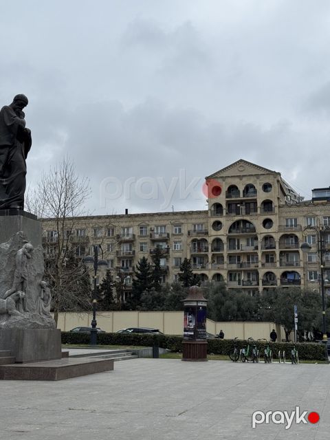 Satılır 4 otaqlı köhnə tikili 120 m²
