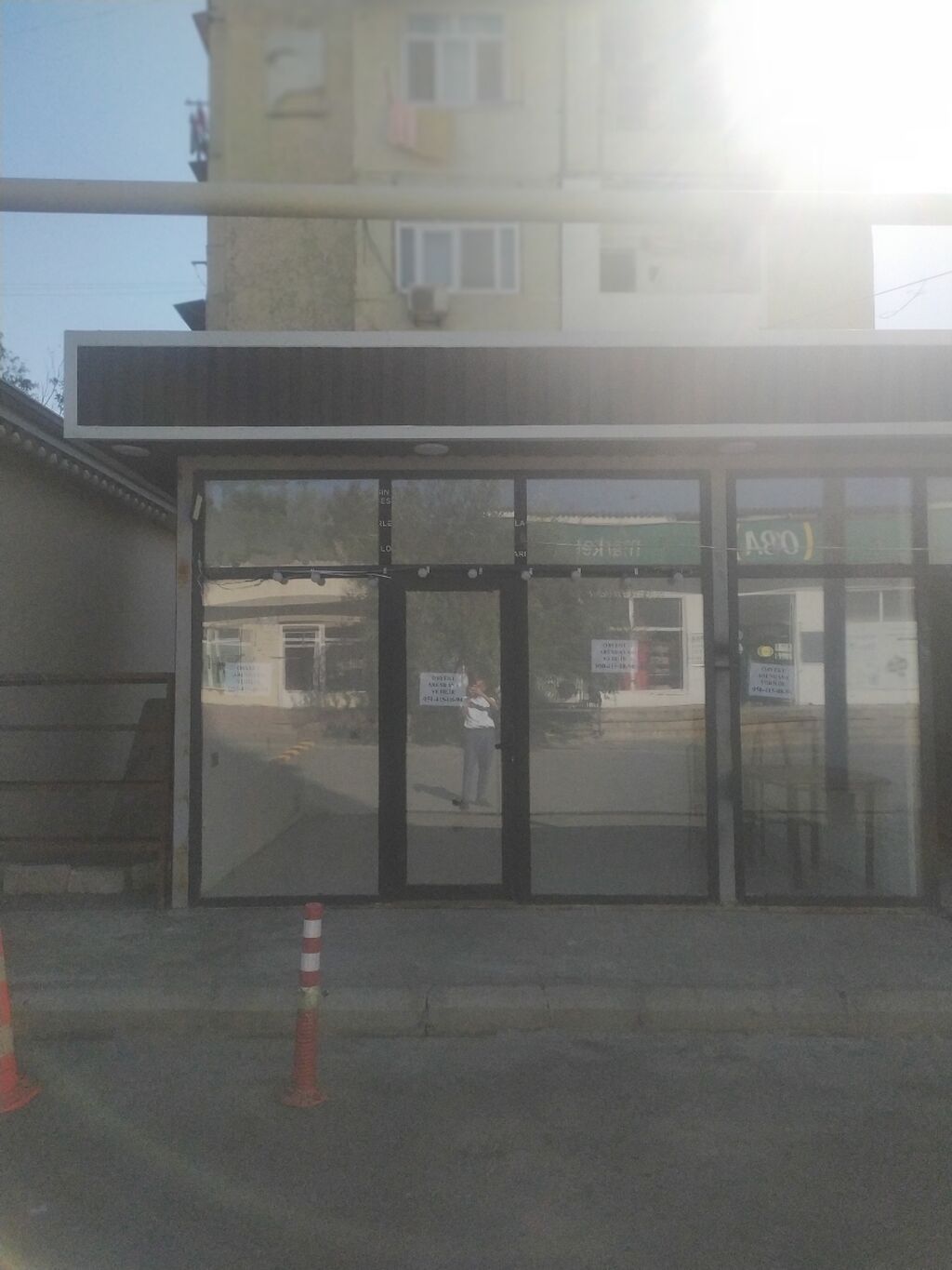 Arendaya obyekt – vitrinli küçə səviyyəli yer - Şüşə fasadlı, geniş — Əmlak, Bakı (2)