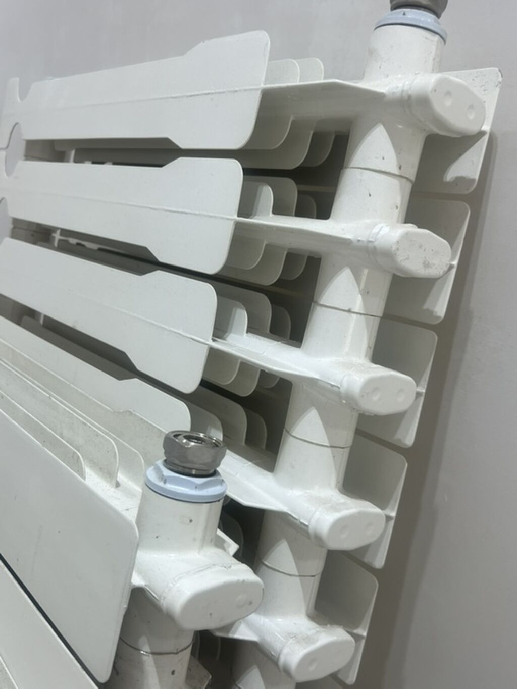 Ağ rəngli su radiatoru (seksiyalı) - Material: metaldan (seksiyalı — Radiatorlar, Bakı (3)