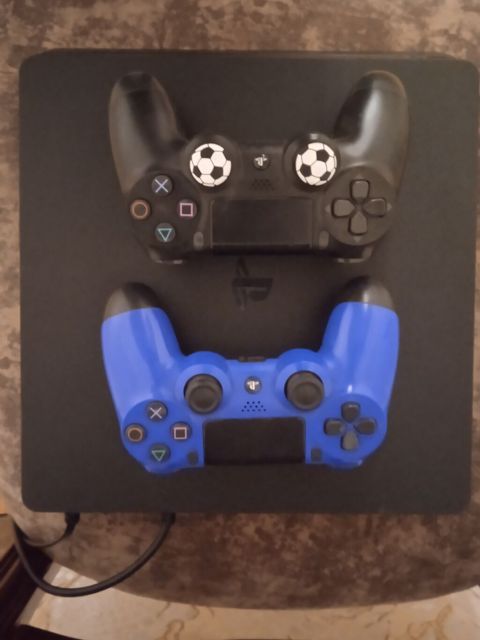 PlayStation 4 Slim 1 tb ps çox gözəl vəziyyətdədi yanında iki ədəd — Şirvan