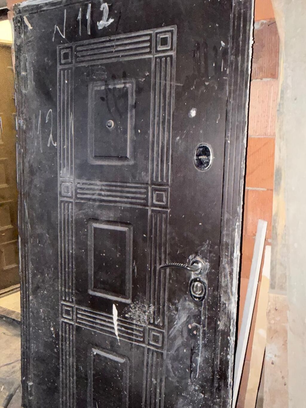 Dəmir giriş qapısı. Novastroykada goyulmuşdu təmirdən sonra — Pəncərələr, qapılar, balkonlar, Bakı (6)