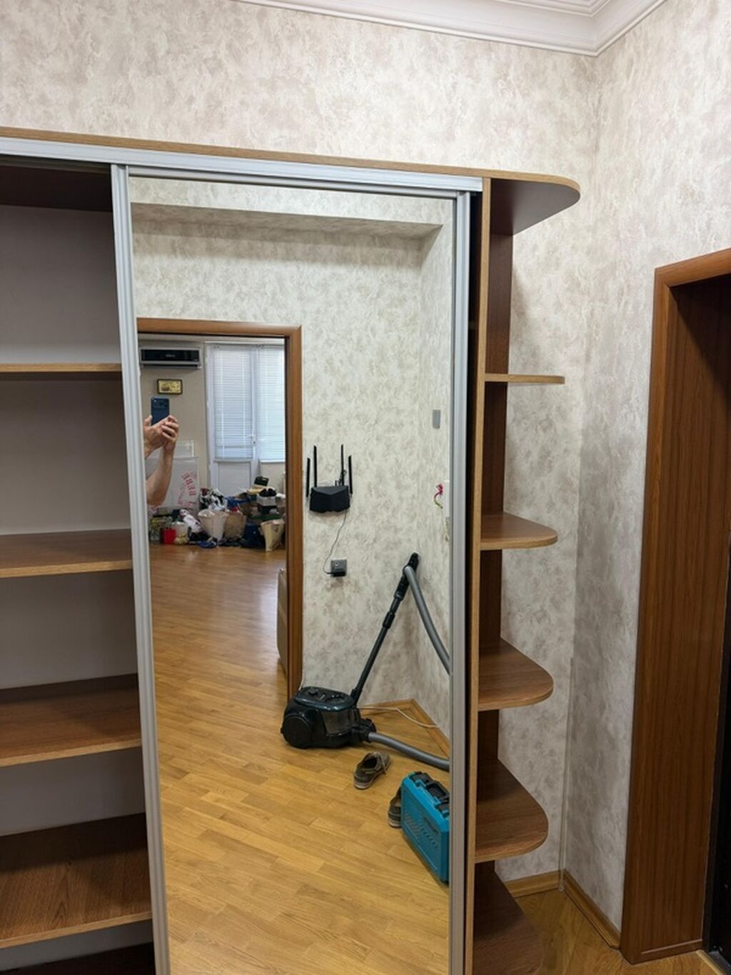 Güzgülü sürgü qapılı dolab İki yan qapı orta güzgüdü Problemi yoxdu — Şkaflar, Bakı (2)