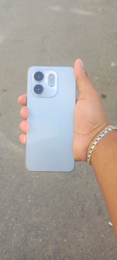 Məhsul: Smartfon (gümüş/açıq boz rəng) Xüsusiyyətlər və dizayn — Bakı