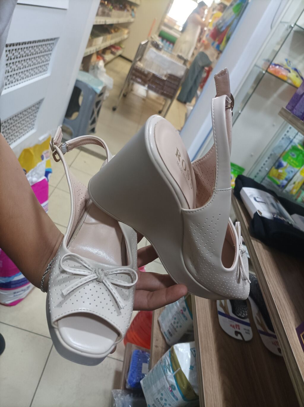 Rəng: açıq krem/bej Model: Ross brendi, açıq burunlu, arxası açıq — Sandal, Bakı (2)