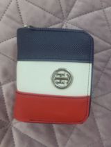 Rəngli kompakt pulqabı/kartqabı Tommy Hilfiger - Dizayn: Üçrəngli — Сумки, чемоданы, кошельки