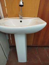 Hamam və sanitar qovşağı üçün ayaqlı keramik əl-üz yuyan lavabo. Dəstə — xanim