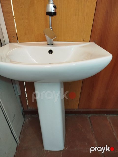 Hamam və sanitar qovşağı üçün ayaqlı keramik əl-üz yuyan lavabo. Dəstə — Bakı