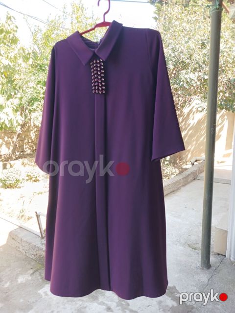 Tünd bənövşəyi rəngdə zərif paltar. - Klassik yaxalıq - Ön hissədə — Digah