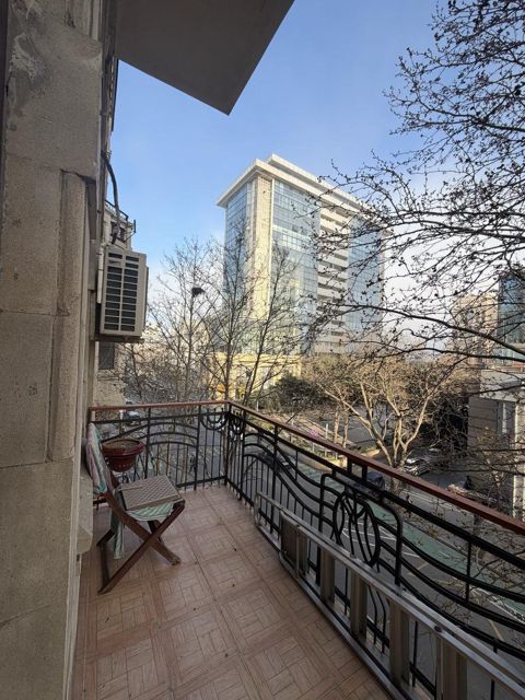 Satılır 5 otaqlı köhnə tikili 210 m² — Bakı