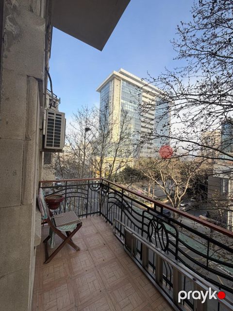 Satılır 5 otaqlı köhnə tikili 210 m²